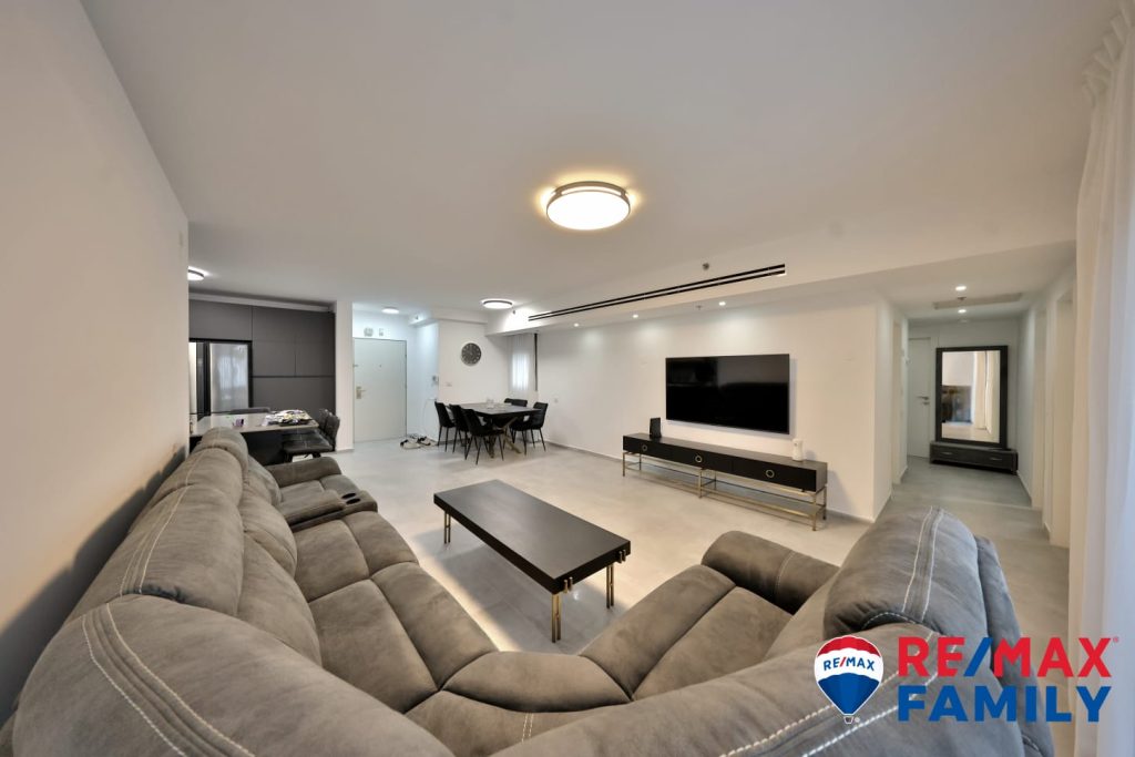 49936577-d3c7-4b8e-8e55-6f3be72e3c02