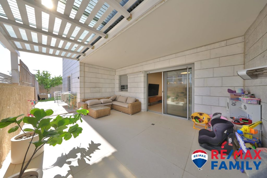 c8343f8e-6dbd-4e34-b08b-61576c6c7f49